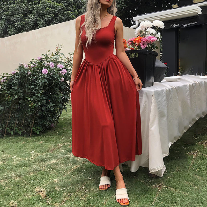 Vestido plisado de cuello cuadrado con silueta de honda moderna