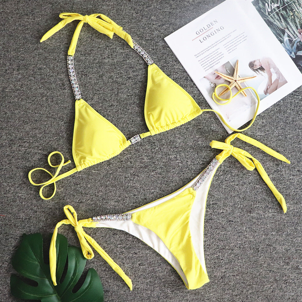 Solide trägerloser sexy Bikini für die glamouröse Stimmung am Pool.