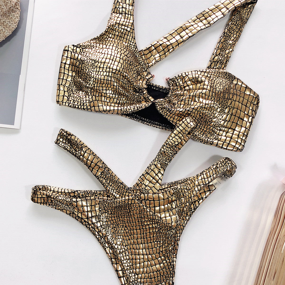 Baju Renang Pola Ular Perunggu One-Piece Untuk Gaya Elegan