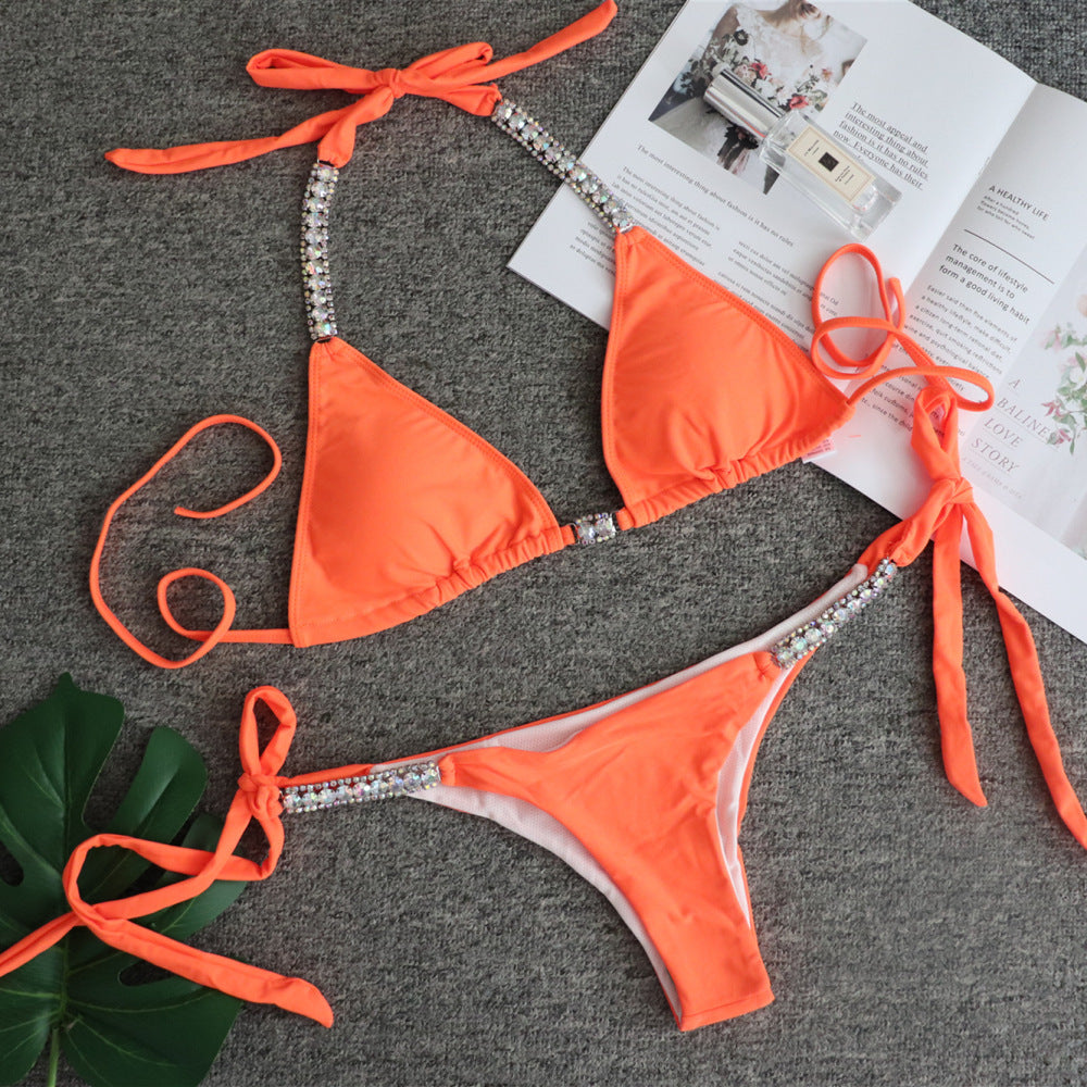 Solide trägerloser sexy Bikini für die glamouröse Stimmung am Pool.