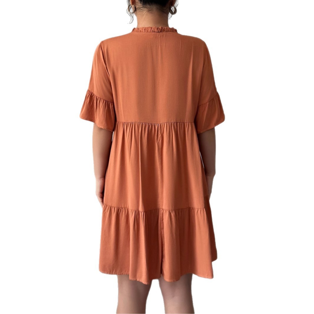 Abito a colori solidi allacciati di alta qualità con stile semplicemente elegante