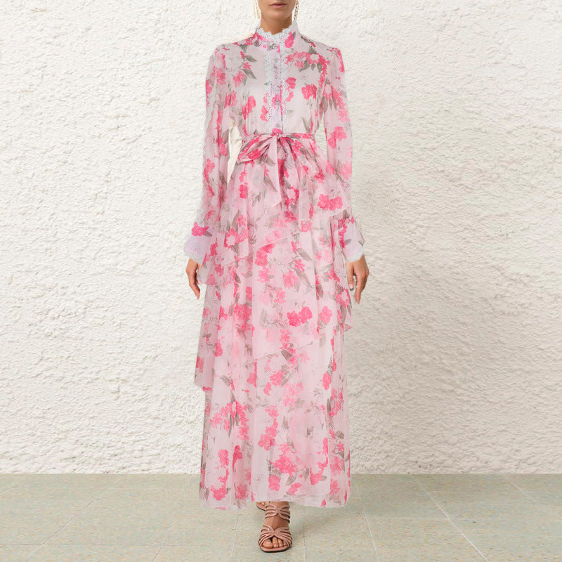 Gaun renda-racun mengacak-acak dengan pesona hemline yang tidak beraturan