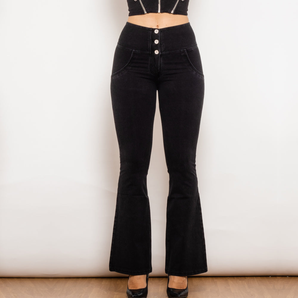 Pulsanti jeans svasato a vita alta con supporto push-up