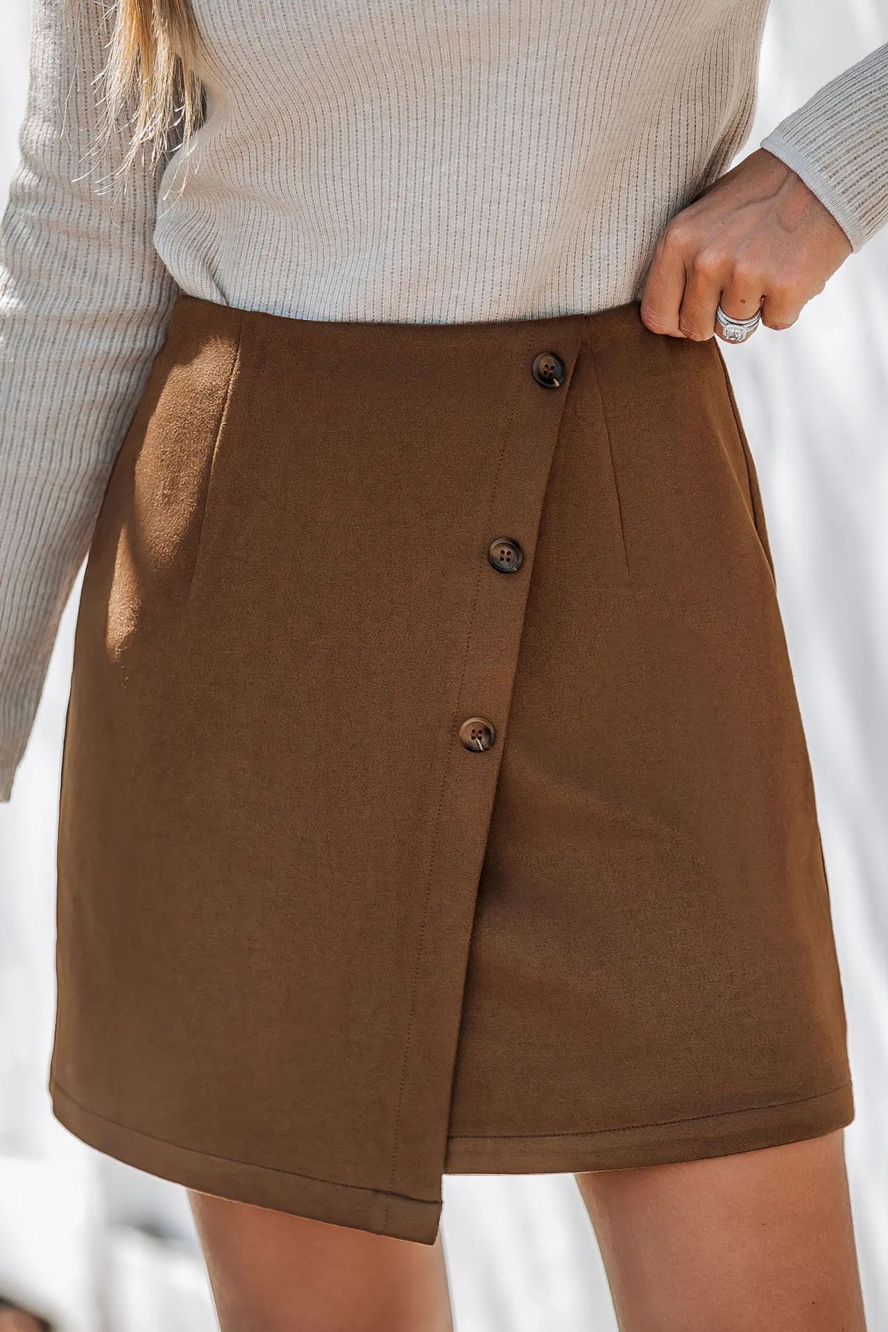 Jupe à taille haute irrégulière avec fermeture éclair et bouton détaillé