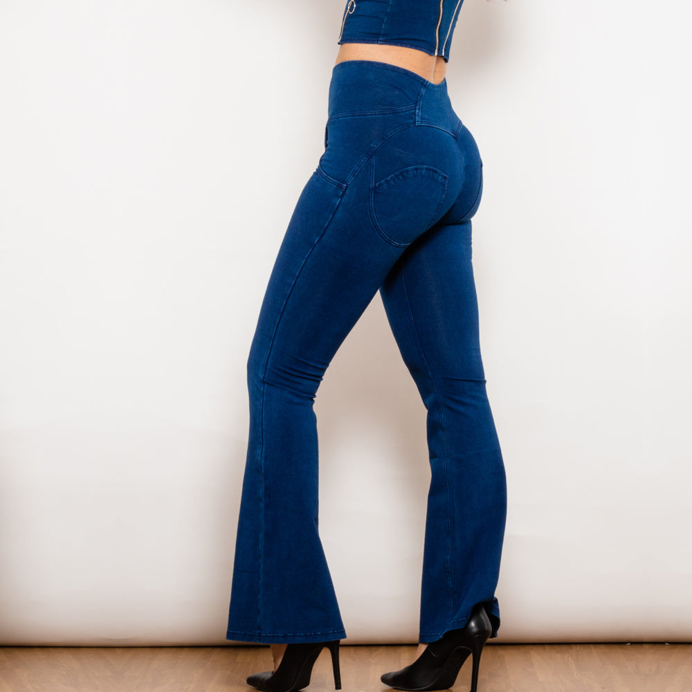 Pulsanti jeans svasato a vita alta con supporto push-up