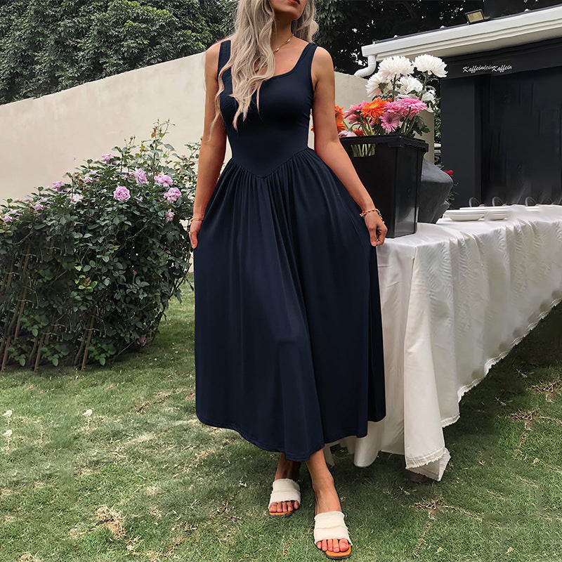 Vestido plisado de cuello cuadrado con silueta de honda moderna