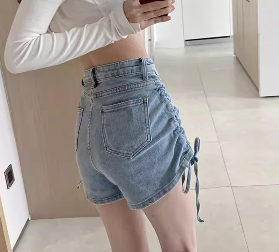 Celana pendek denim A-line ringan dengan serut dan pas leg lebar