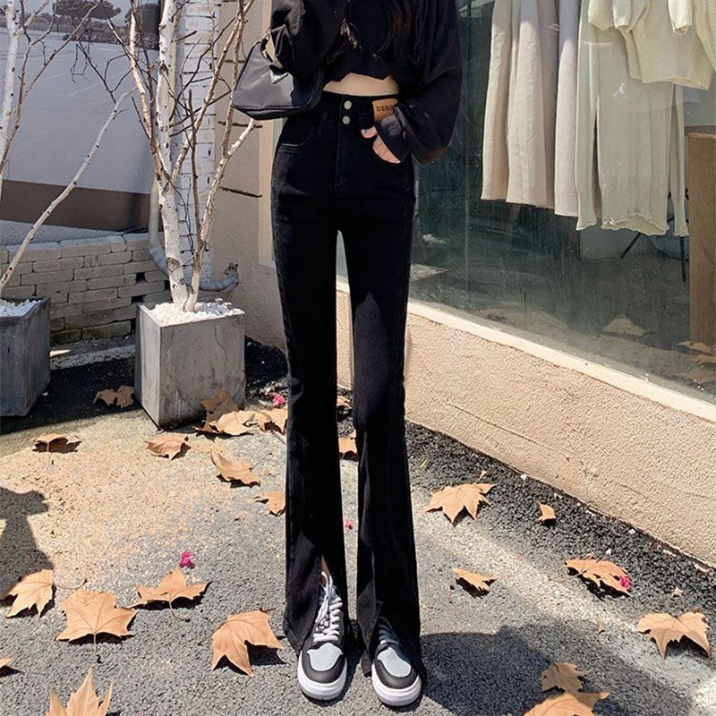 Jeans escapados em preto slim split com acabamento duplo de botão