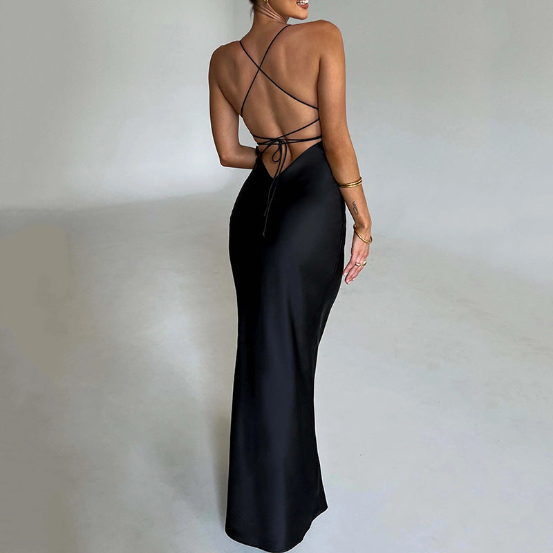 Vestido de cinta de espaguete com material sedoso e bainha maxi