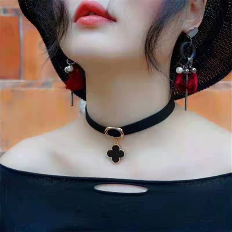 Kalung Choker Hitam & Emas yang Elegan