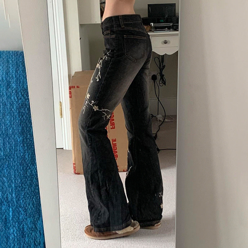 Jeans skinny brancos bordados com detalhes florais retrô