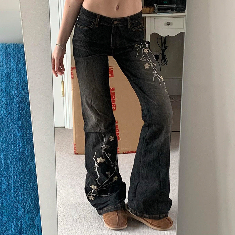 Jeans skinny brancos bordados com detalhes florais retrô