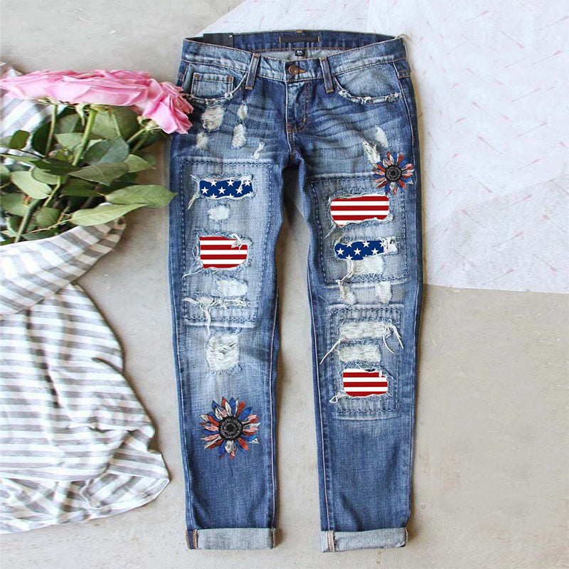 A bandeira rasgou jeans de jeans com torção patriótica de streetwear