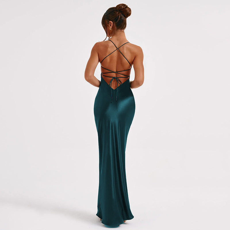 Vestido de cinta de espaguete com material sedoso e bainha maxi