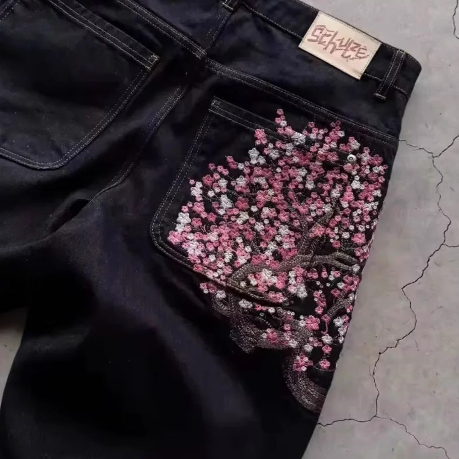 高腰牛仔褲配上時尚刺繡圖案