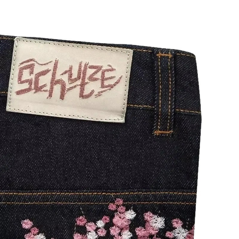 高腰牛仔褲配上時尚刺繡圖案