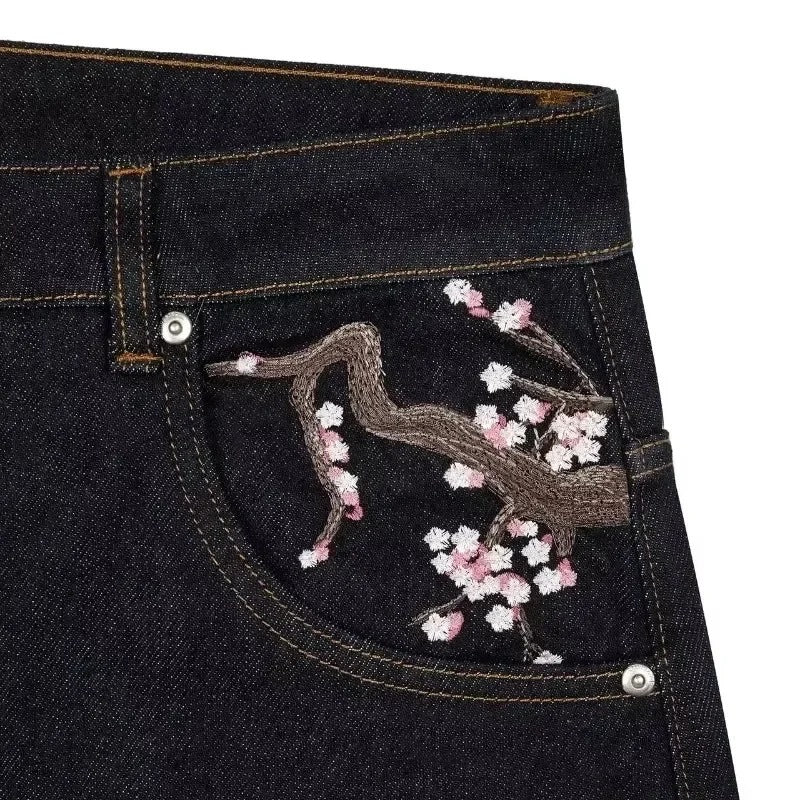 Jeans pinggang tinggi dengan pola sulaman mode