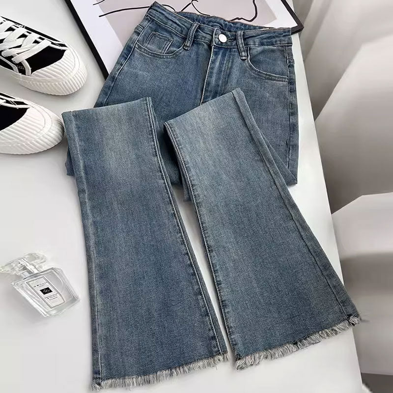 テーラードチャームを備えたレトロにインスパイアされたパーソナライズされたスキニージーンズ