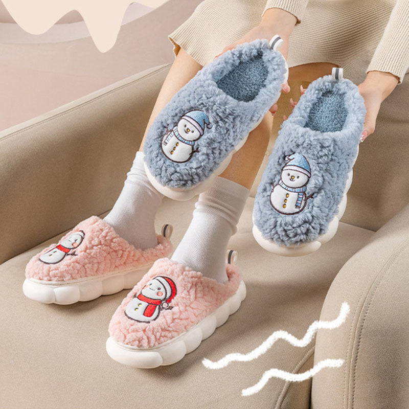 Zachte en donzige huisslippers dichtbij met tractiezolen