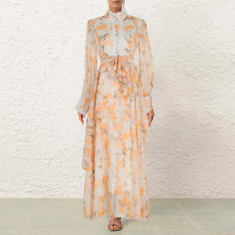 Gaun renda-racun mengacak-acak dengan pesona hemline yang tidak beraturan