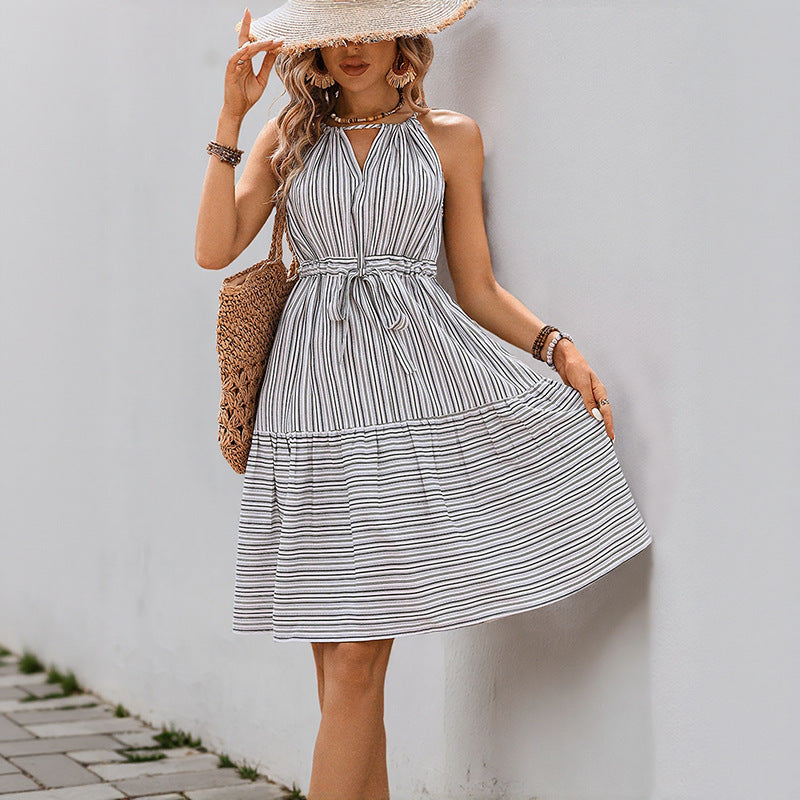 Casual gestreiftes Haltenderkleid mit zeitloser Streetstyle -Attraktivität