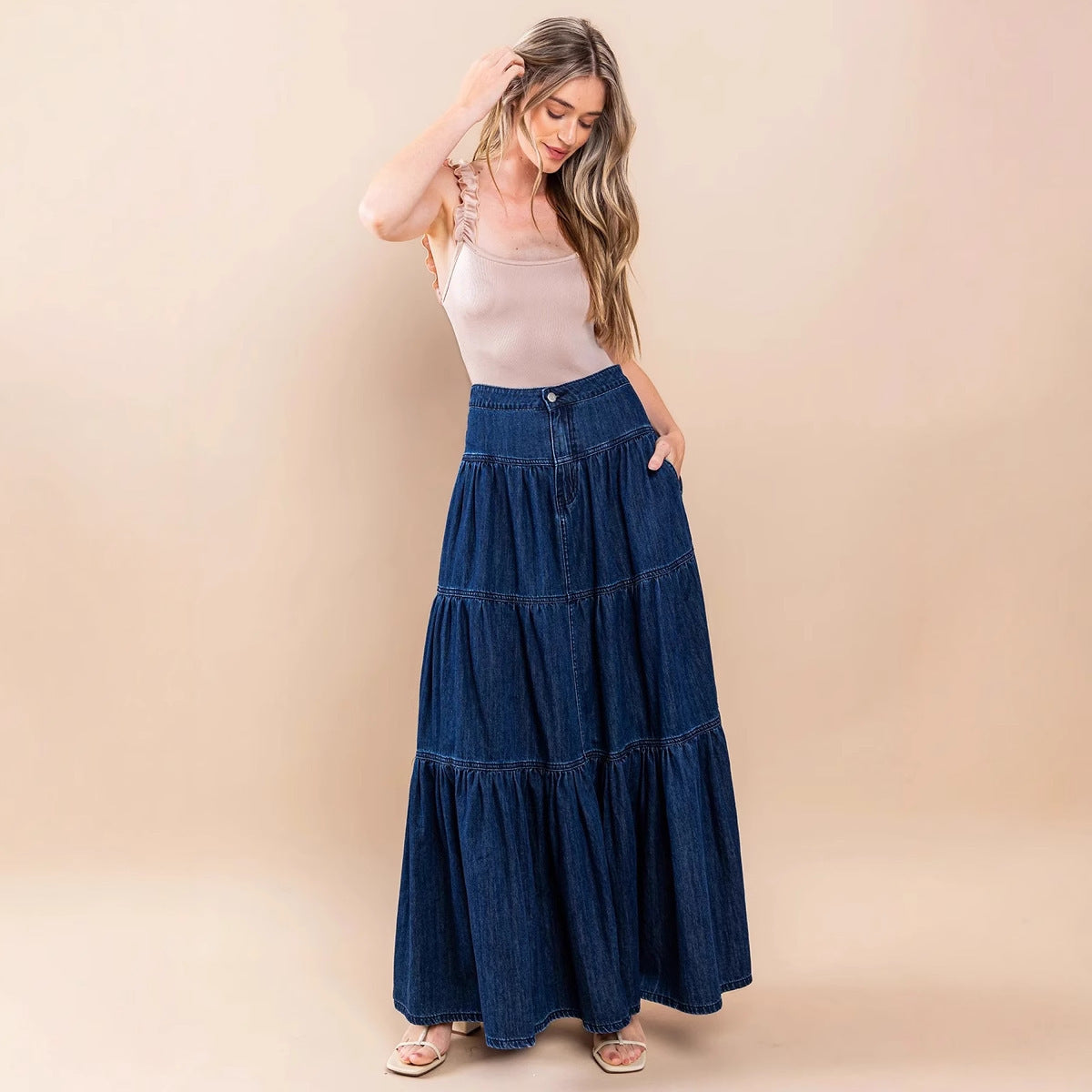 Rok denim rendah pinggang tertekan untuk liburan santai