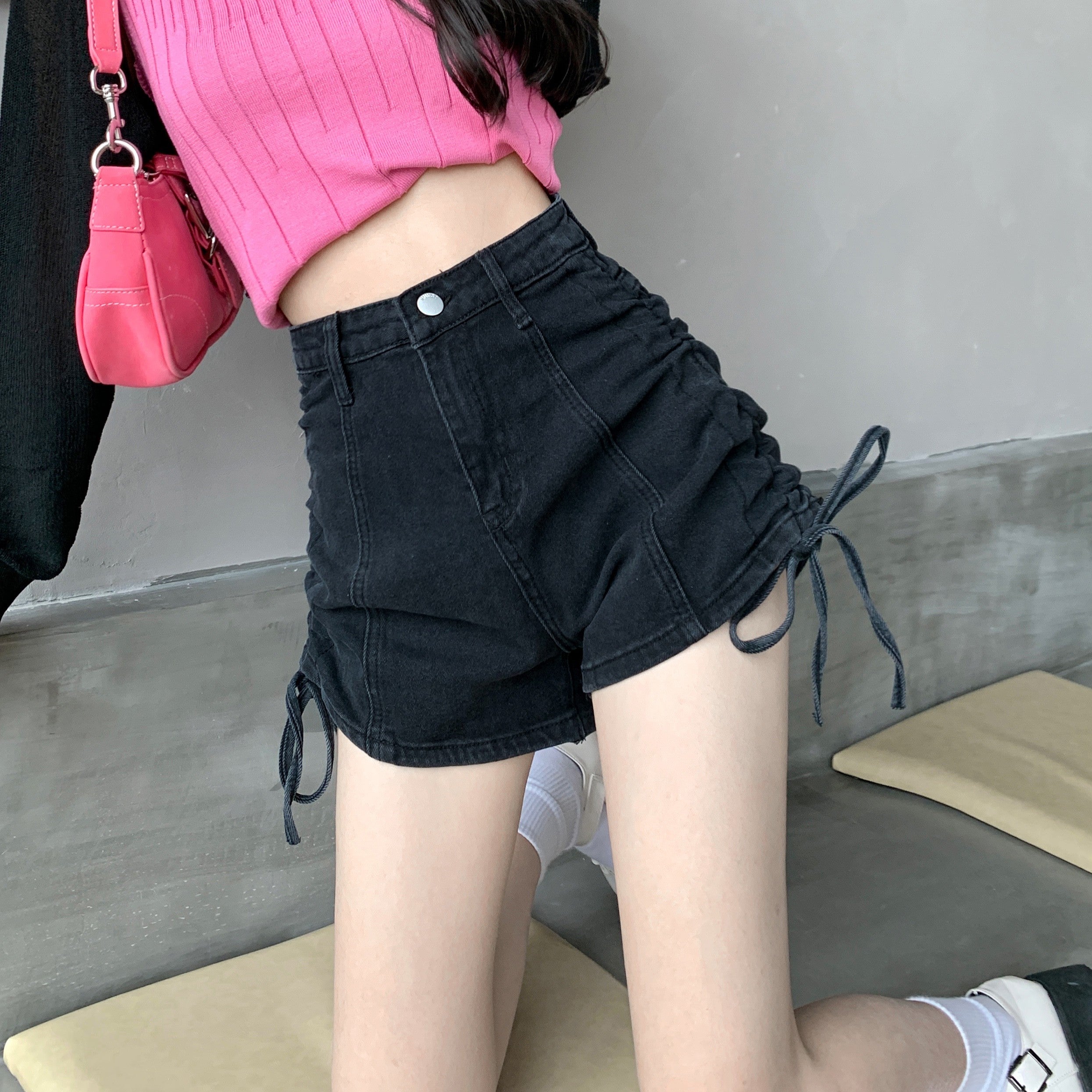 Celana pendek denim A-line ringan dengan serut dan pas leg lebar
