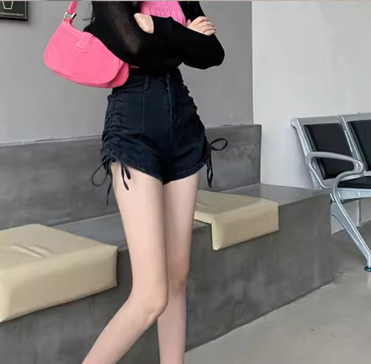 Celana pendek denim A-line ringan dengan serut dan pas leg lebar