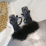 Flauschige Sandaletten mit Fellriemen und Kätzchenabsatz
