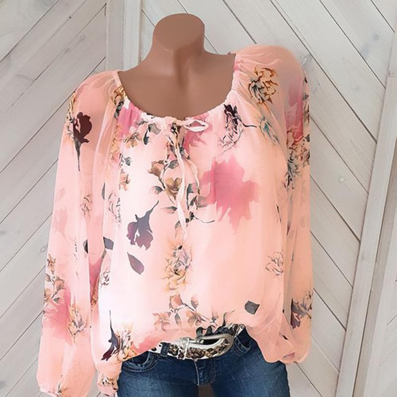 Blusa de camponeses florais frouxamente em camadas