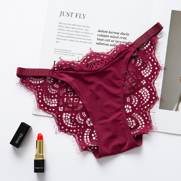 En dentelle de taille haute semi-transparente détaillée