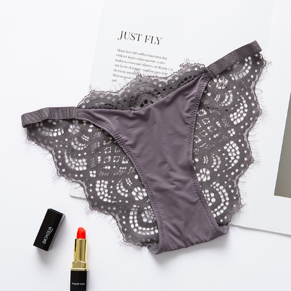 En dentelle de taille haute semi-transparente détaillée