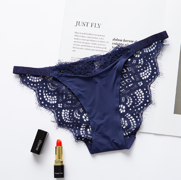 En dentelle de taille haute semi-transparente détaillée