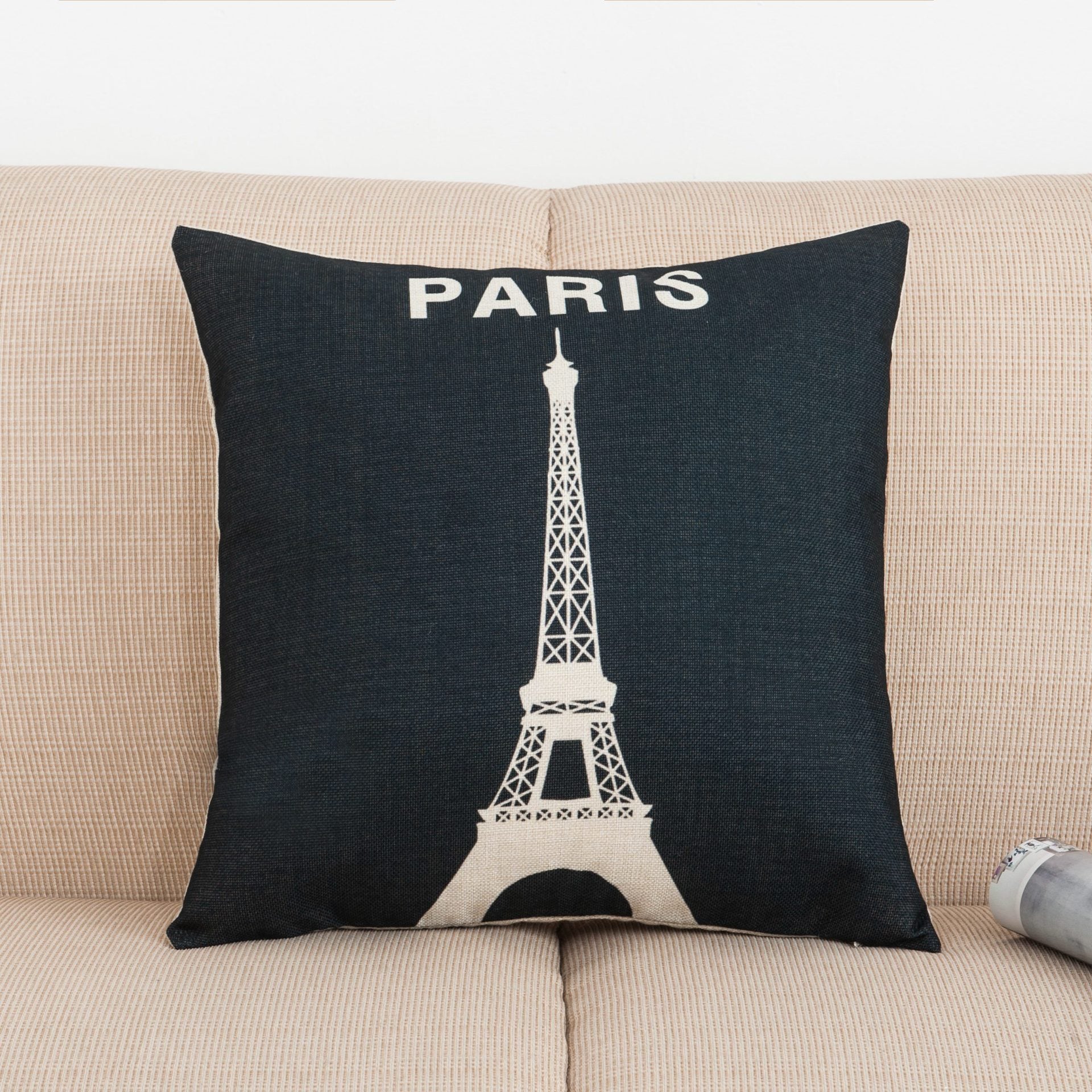 À Paris avec des couvertures d'oreiller imprimées d'amour