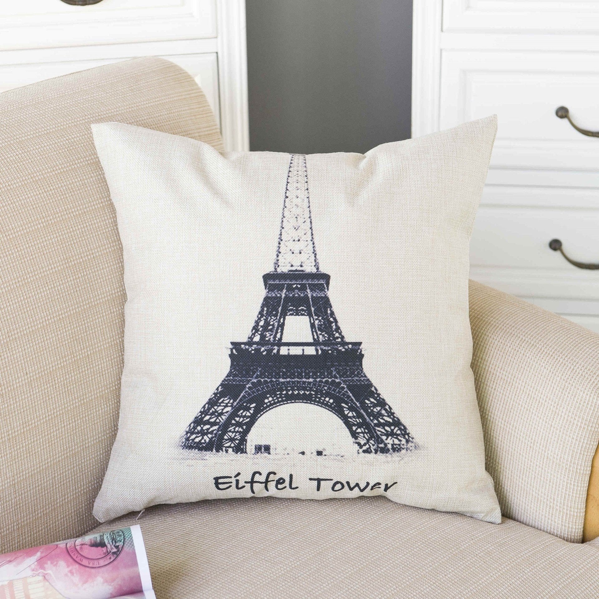 À Paris avec des couvertures d'oreiller imprimées d'amour