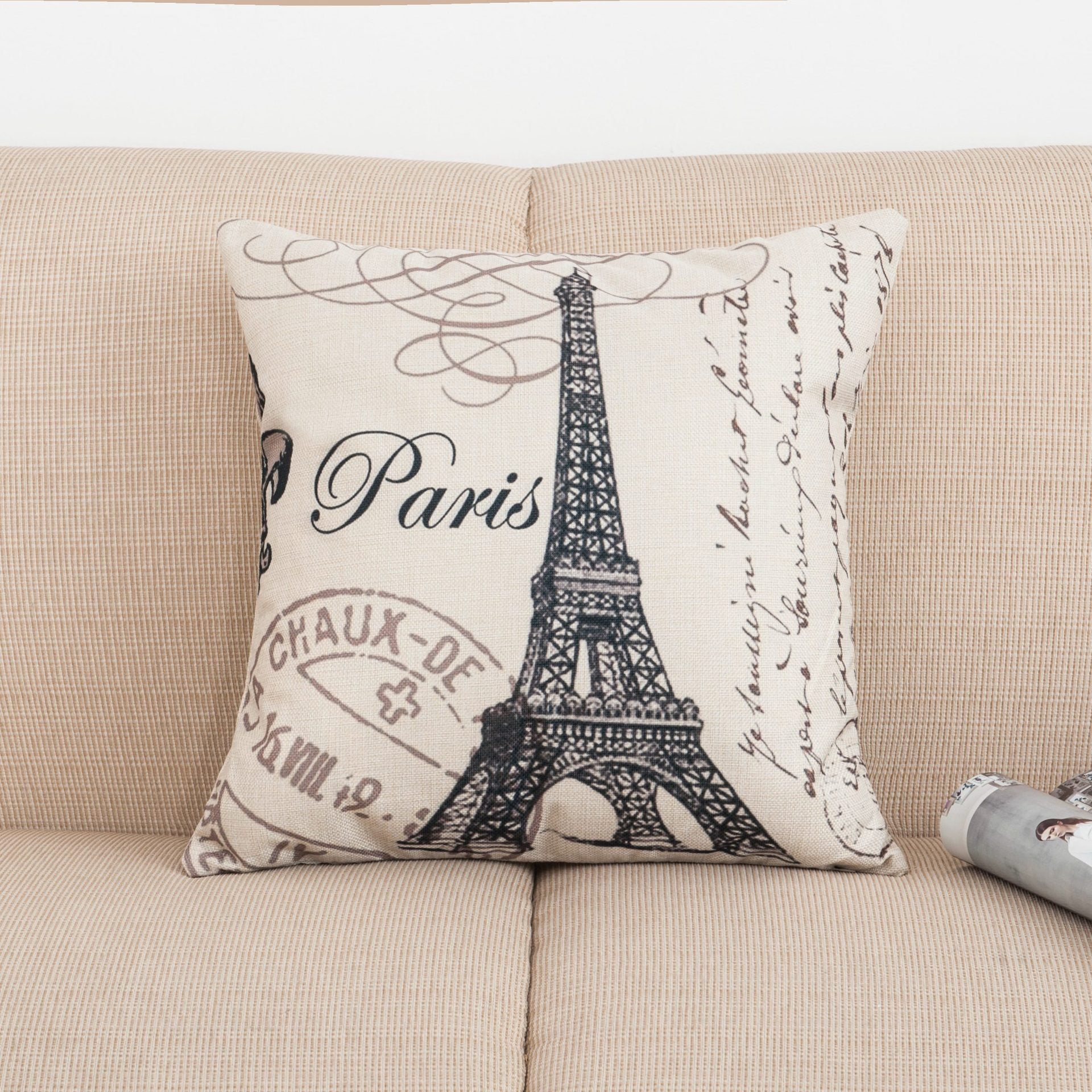 À Paris avec des couvertures d'oreiller imprimées d'amour