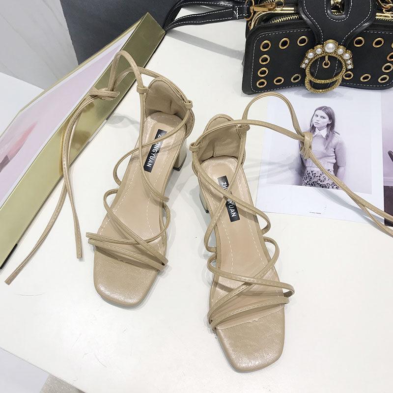 Wikkel me sandalen met strappy jurk op